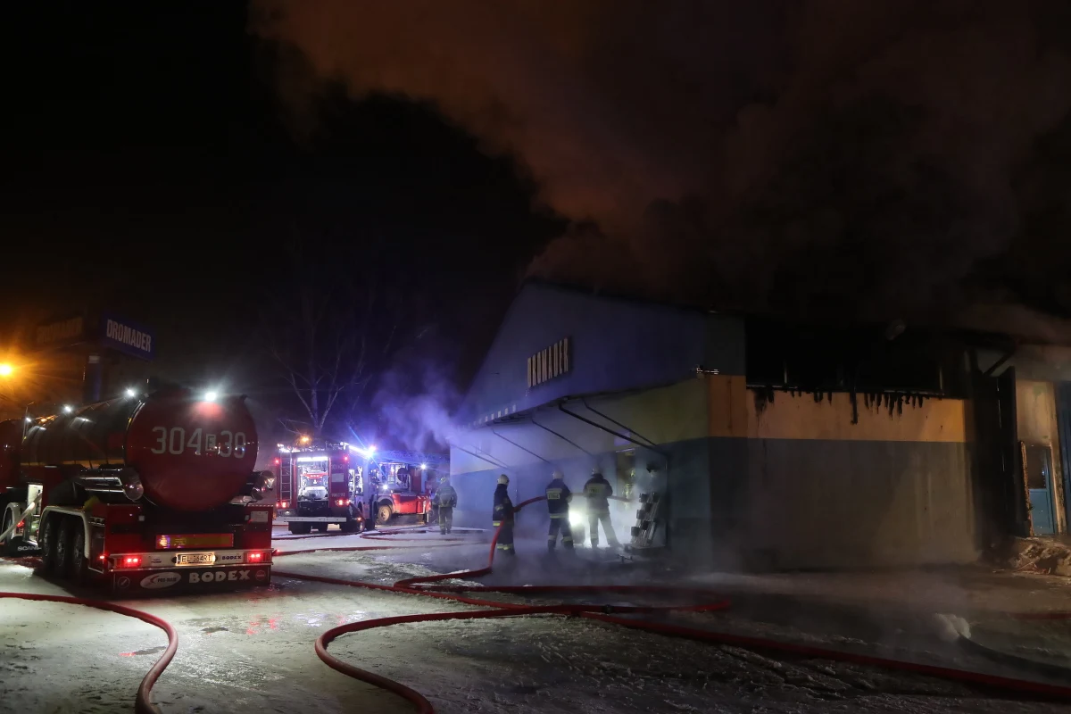 ​Około 3,5 miliona złotych - to wstępne szacunki strat po pożarze hurtowni zabawek w Łodzi - dowiedziała się dziennikarka RMF FM Agnieszka Wyderka. Strażacy od wczoraj pracują na terenie pogorzeliska przy ul. Pojezierskiej. Akcja potrwa co najmniej do wieczora.