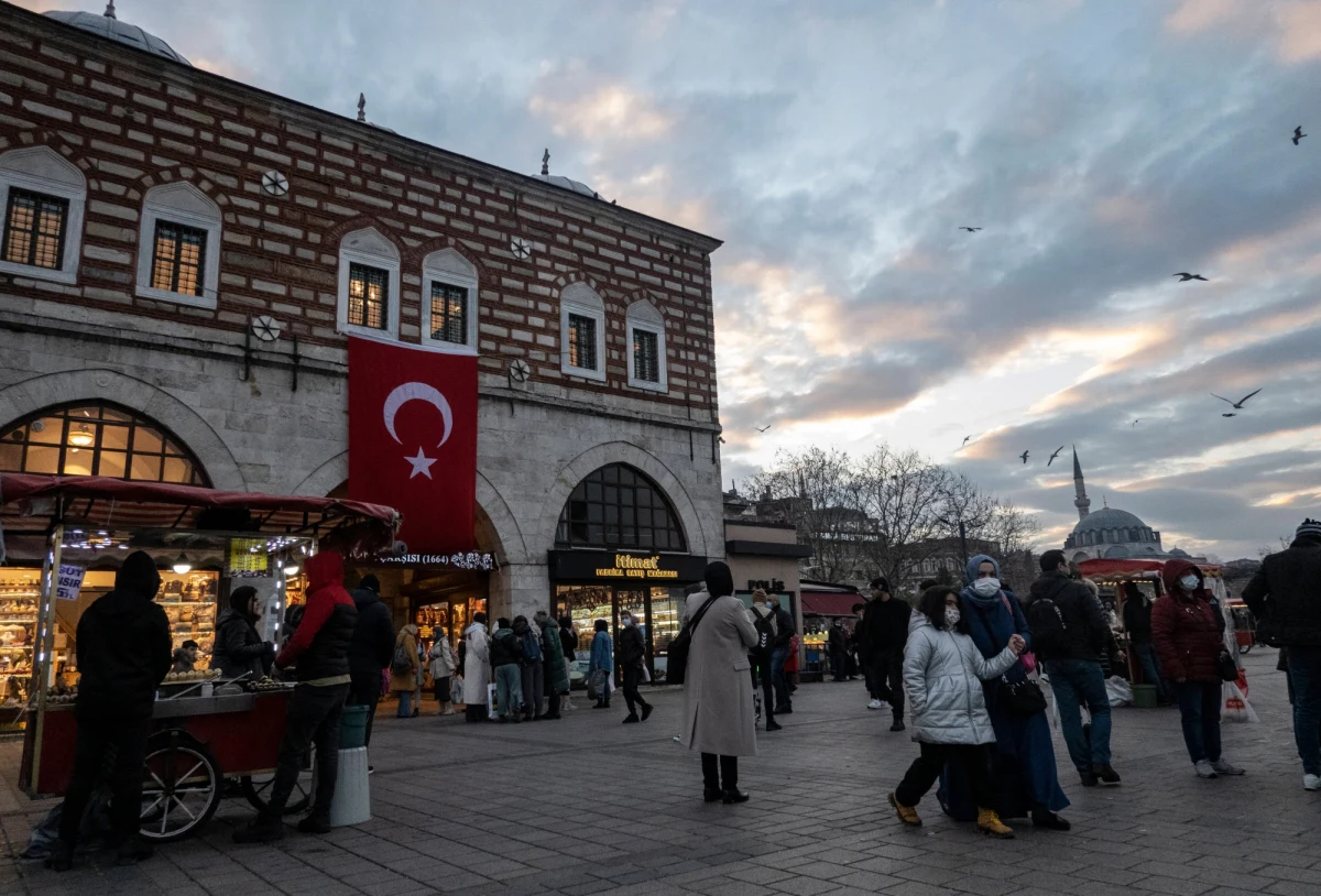​555 urzędników związanych z władzami Stambułu miało współpracować z organizacjami uznawanymi w Turcji za terrorystyczne. W związku z niepokojącymi zarzutami, ministerstwo spraw wewnętrznych Turcji rozpoczęło śledztwo w tej sprawie. Stambuł rządzony jest przez przedstawiciela największej opozycyjnej partii politycznej w kraju - Republikańskiej Partii Ludowej (CHP) - Ekrema Imamoglu.