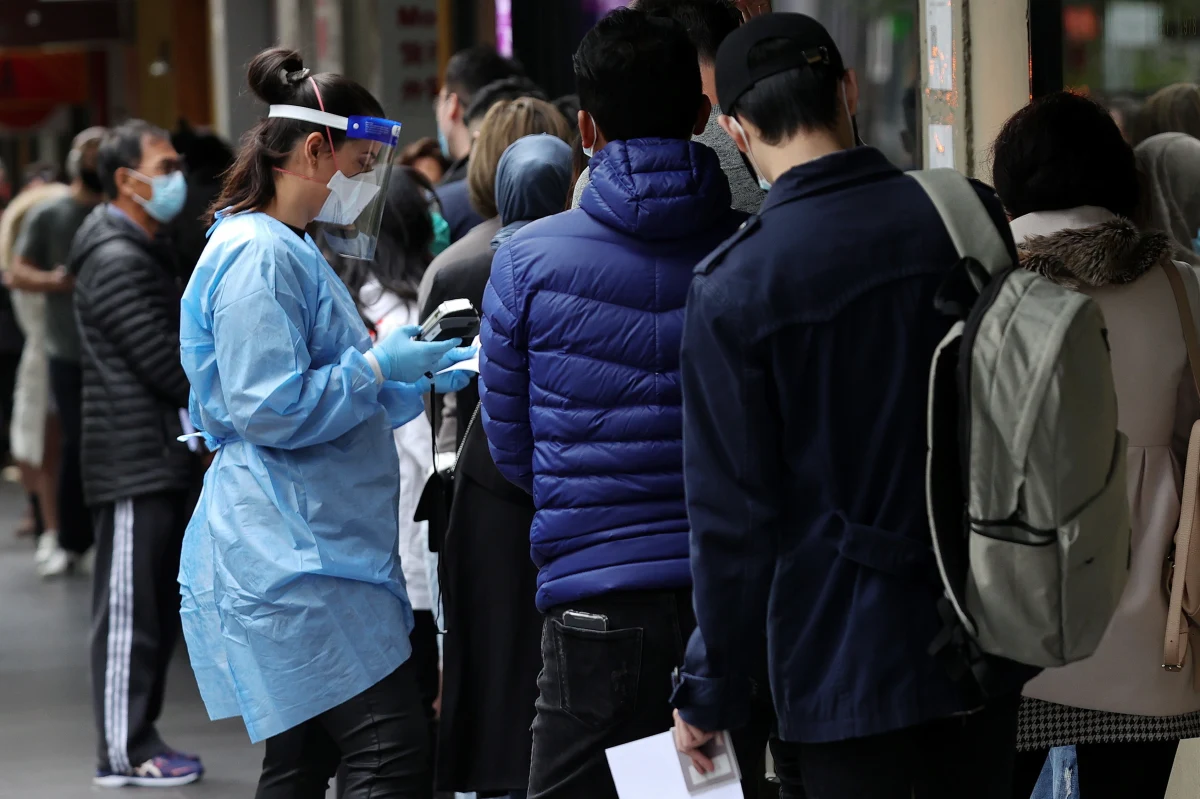 Służby medyczne Hiszpanii potwierdziły występowanie na terenie kraju, głównie w jego północnej części, równoczesnego zakażenia dwoma wariantami wirusa SARS-CoV-2: Deltą oraz Omikronem. Eksperci medyczni rozpoczęli już badanie tego zjawiska.