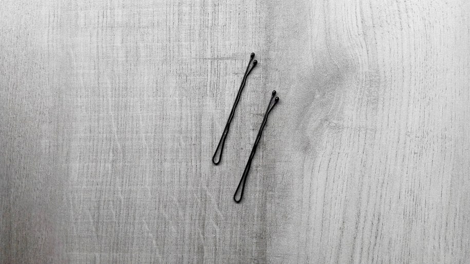 Zamieniała się rzeczami. Wymieniła wsuwkę do włosów na dom