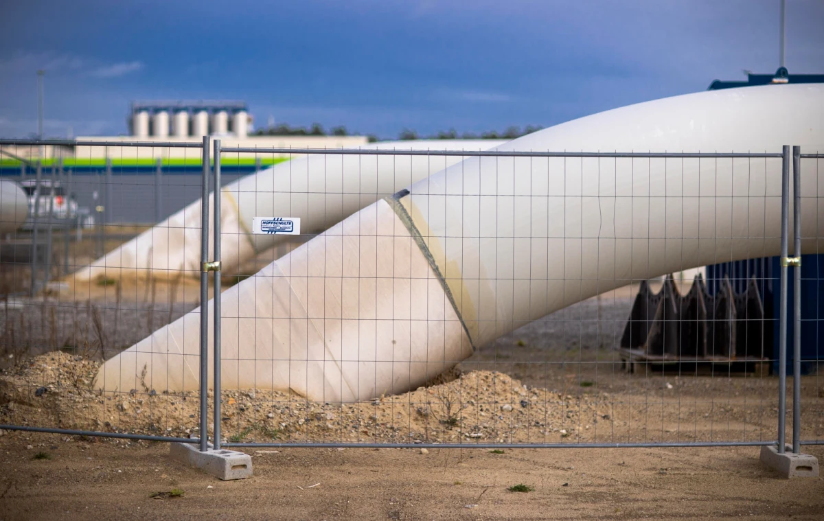 Rosjanie wstrzymali przesył gazu ziemnego Rurociągiem Jamalskim ze wschodu do Niemiec, przez Polskę. Teraz gaz w niewielkich ilościach płynie w drugą stronę - z zachodu na wschód. "To jest problem dla Polski, bo tracimy pozycję tranzytową, Rosjanie potraktowali polski odcinek Rurociągu Jamalskiego jako rezerwowy. Tracimy też możliwość negocjacji z Rosją w sytuacji awaryjnej. Do tego dochodzą koszty. Jeśli przyjdą mrozy, będziemy musieli importować rosyjski gaz z Niemiec" - mówi w rozmowie z RMF FM ekspert rynku paliwowego i bezpieczeństwa energetycznego Andrzej Szczęśniak. 