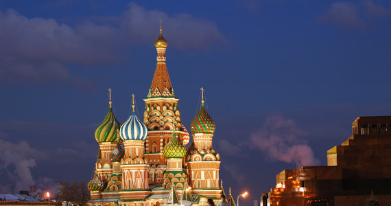 Dziennikarz śledczy rosyjskojęzycznego serwisu BBC uciekł z Moskwy do Wielkiej Brytanii ze względu na inwigilację - podaje agencja Reutera.