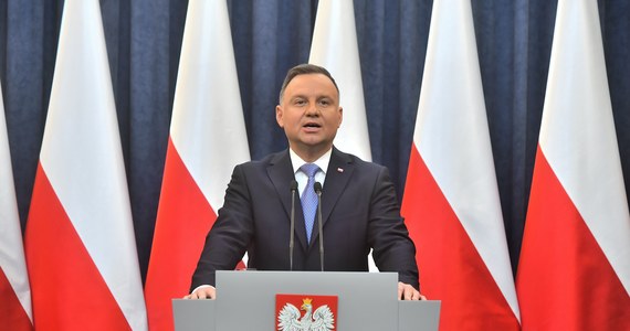 Byłem zdumiony, że PiS brnął w nowelizacje ustawy medialnej - przyznał w Polsat News prezydent Andrzej Duda. Dodał, że do zawetowania ustawy medialnej skłoniły go "kwestie konstytucyjne" i "rzetelności" Polski oraz rozmowy z Polakami na ten temat, podczas których zawsze odczuwał niepokój.