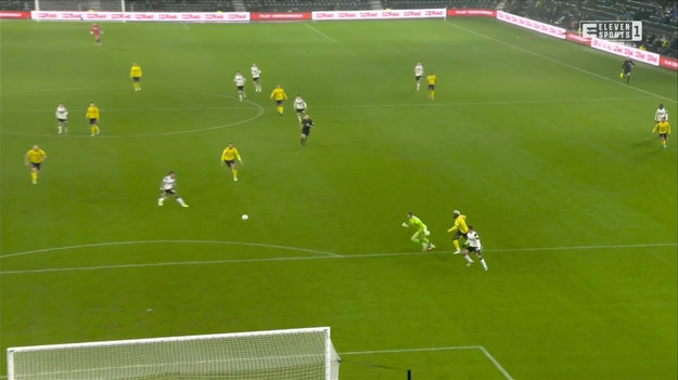 Derby County wygrali z West Bromwich Albion 1-0 po prezencie jaki dał im bramkarz do spółki z obrońcą WBA. Gola na wagę zwycięstwa strzelił Colin Kazim-Richards.