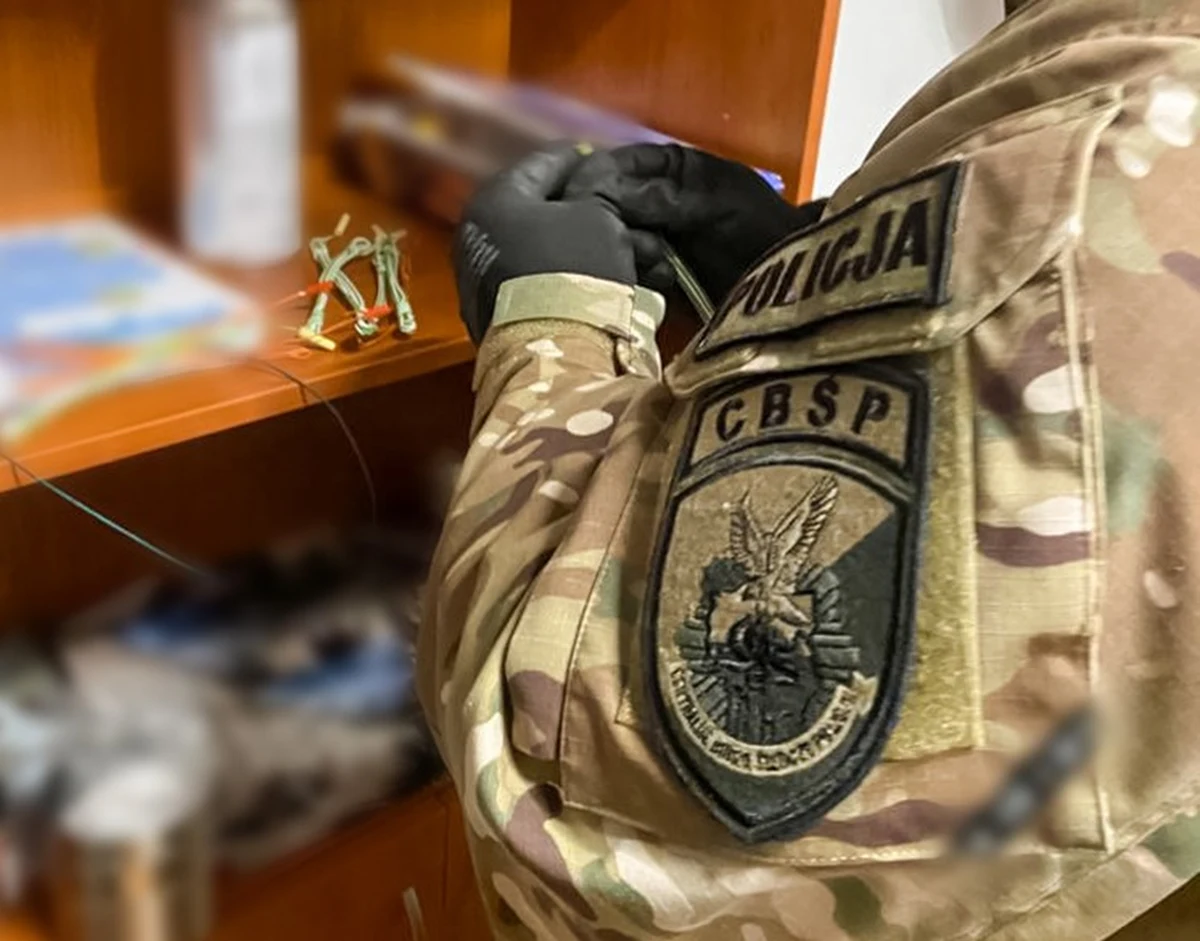 Ponad 100 policjantów wzięło udział w akcji, podczas której zabezpieczono gotowe materiały wybuchowe i ponad 100 kilogramów substancji służących do ich produkcji. Funkcjonariusze przejęli 4 urządzenia wybuchowe z zapalnikami, 9 kg materiałów wybuchowych, 120 kg prekursorów materiałów wybuchowych - w tym 45 litrów substancji płynnych oraz 60 kg środków chemicznych, z użyciem których mogły zostać wyprodukowane materiały pirotechniczne.