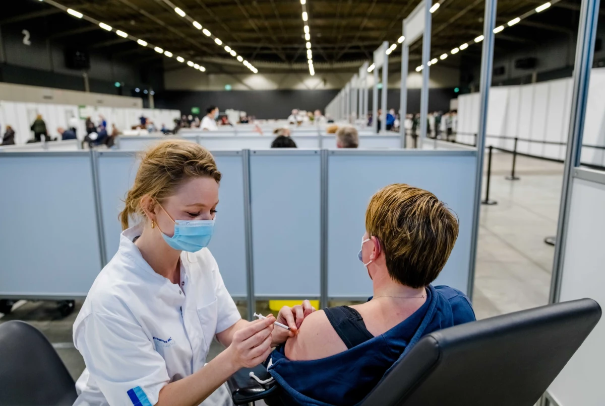 Limity w kościołach, ograniczenia liczby gości w domach, zamknięte restauracje i odwołane wszystkie imprezy - tak wyglądały święta Bożego Narodzenia w Holandii. Nowy Rok zapowiada się podobnie.