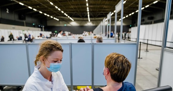 Limity w kościołach, ograniczenia liczby gości w domach, zamknięte restauracje i odwołane wszystkie imprezy - tak wyglądały święta Bożego Narodzenia w Holandii. Nowy Rok zapowiada się podobnie.