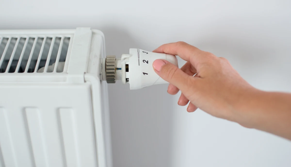 Trudno wskazań średni poziom zmian taryf na ciepło w całym sektorze - ocenił w rozmowie z PAP prezes URE Rafał Gawin. Jak wskazał, zmiany taryf na prąd i gaz największych podmiotów obrazują sytuację całego rynku, natomiast ciepłownictwo ma znacznie bardziej lokalny charakter. 