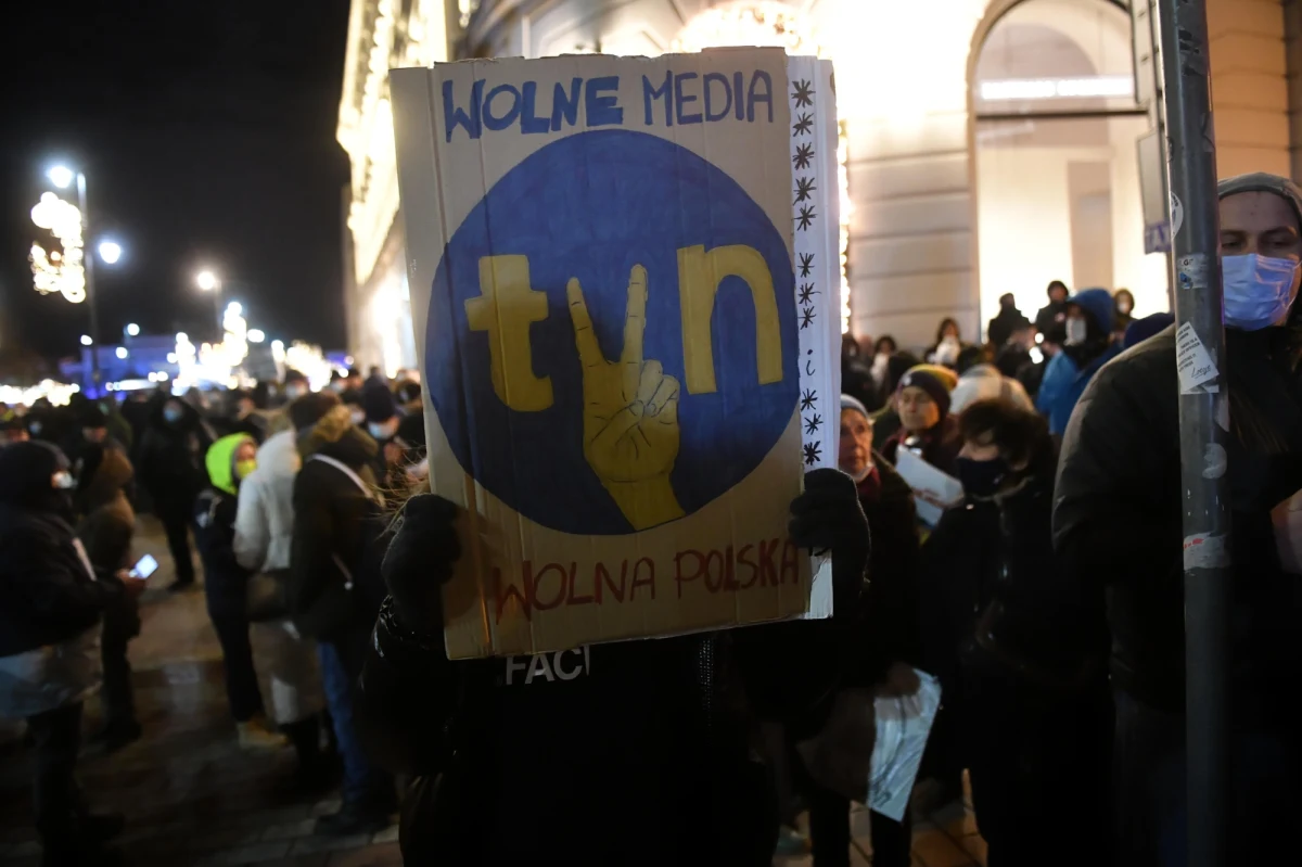 Krajowa Rada Radiofonii i Telewizji będzie jutro decydować o przyznaniu koncesji telewizji TVN7. Stacja o dalsze prawo do nadawania ubiega się od roku. Nie otrzymywała go, bo Rada miała wątpliwości co do struktury właścicielskiej grupy Discovery, podobnie jak do zawetowanego przez prezydenta „lex TVN”.