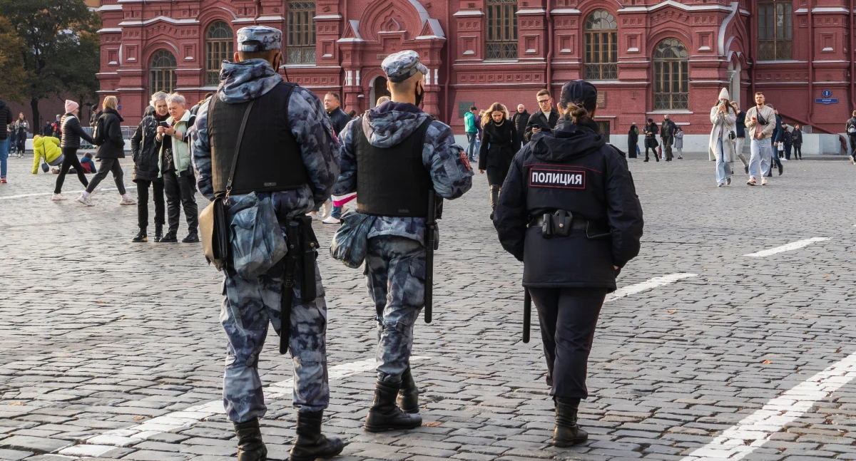 ​W centrum Moskwy na ulicy znaleziono w poniedziałek zwłoki nagiego mężczyzny. Okazało się, że to dziennikarz i założyciel nacjonalistycznego portalu "Sputnik i Pogrom" Jegor Proswirin. Według służb, mężczyzna wyskoczył z okna.
