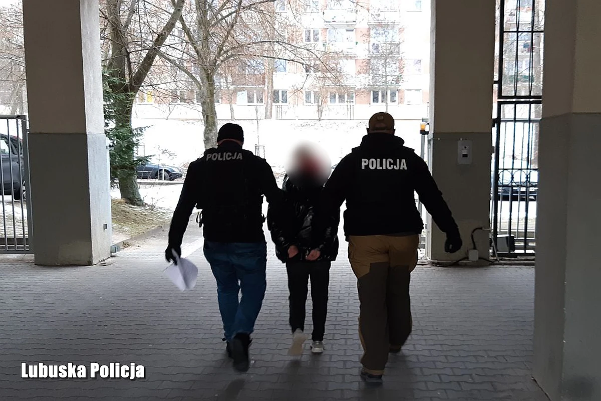 Policjanci zatrzymali w Zielonej Górze (Lubuskie) troje sprawców rozboju - dwóch mężczyzn i kobietę. Podejrzani pobili i okradli mężczyznę, który chciał im pomóc, kupując żywność. Zostali tymczasowo aresztowani na 3 miesiące.