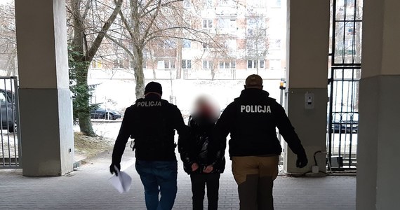 Policjanci zatrzymali w Zielonej Górze (Lubuskie) troje sprawców rozboju - dwóch mężczyzn i kobietę. Podejrzani pobili i okradli mężczyznę, który chciał im pomóc, kupując żywność. Zostali tymczasowo aresztowani na 3 miesiące.