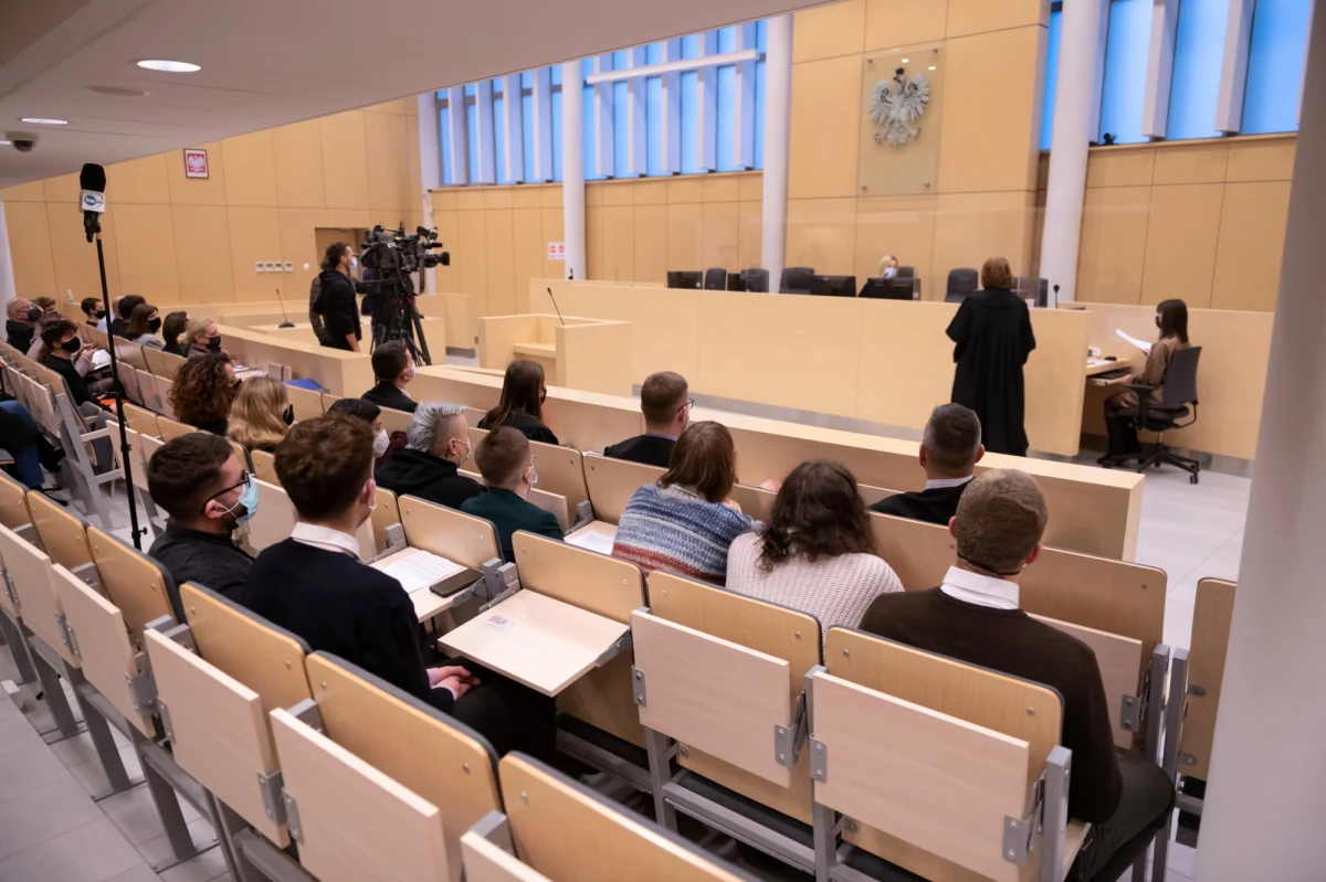 Z transparentami o treściach związanych z prawem do aborcji stanęli w październiku 2020 roku przed ołtarzem w poznańskiej katedrze, by wyrazić swój sprzeciw wobec wyroku TK. Prokuratura skierowała sprawę do sądu. Dziś na ławie oskarżonych zasiadły 32 osoby.