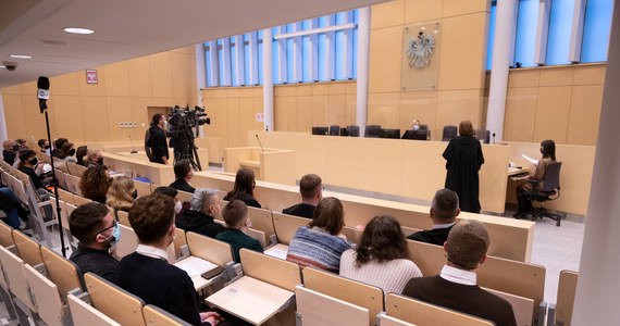 Z transparentami o treściach związanych z prawem do aborcji stanęli w październiku 2020 roku przed ołtarzem w poznańskiej katedrze, by wyrazić swój sprzeciw wobec wyroku TK. Prokuratura skierowała sprawę do sądu. Dziś na ławie oskarżonych zasiadły 32 osoby.