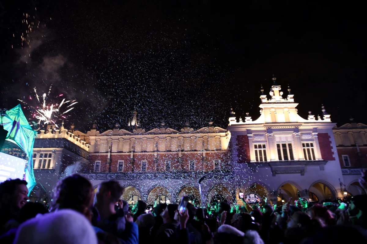 Krakowscy urzędnicy przypominają, że miasto nie organizuje żadnych wydarzeń sylwestrowych. Tradycyjnie, na Rynek Główny przybywało wielu mieszkańców i turystów, żeby świętować powitanie Nowego Roku. Sylwestra nie było też 31 grudnia 2020 roku. 