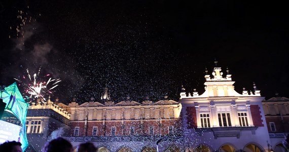 Krakowscy urzędnicy przypominają, że miasto nie organizuje żadnych wydarzeń sylwestrowych. Tradycyjnie, na Rynek Główny przybywało wielu mieszkańców i turystów, żeby świętować powitanie Nowego Roku. Sylwestra nie było też 31 grudnia 2020 roku. 