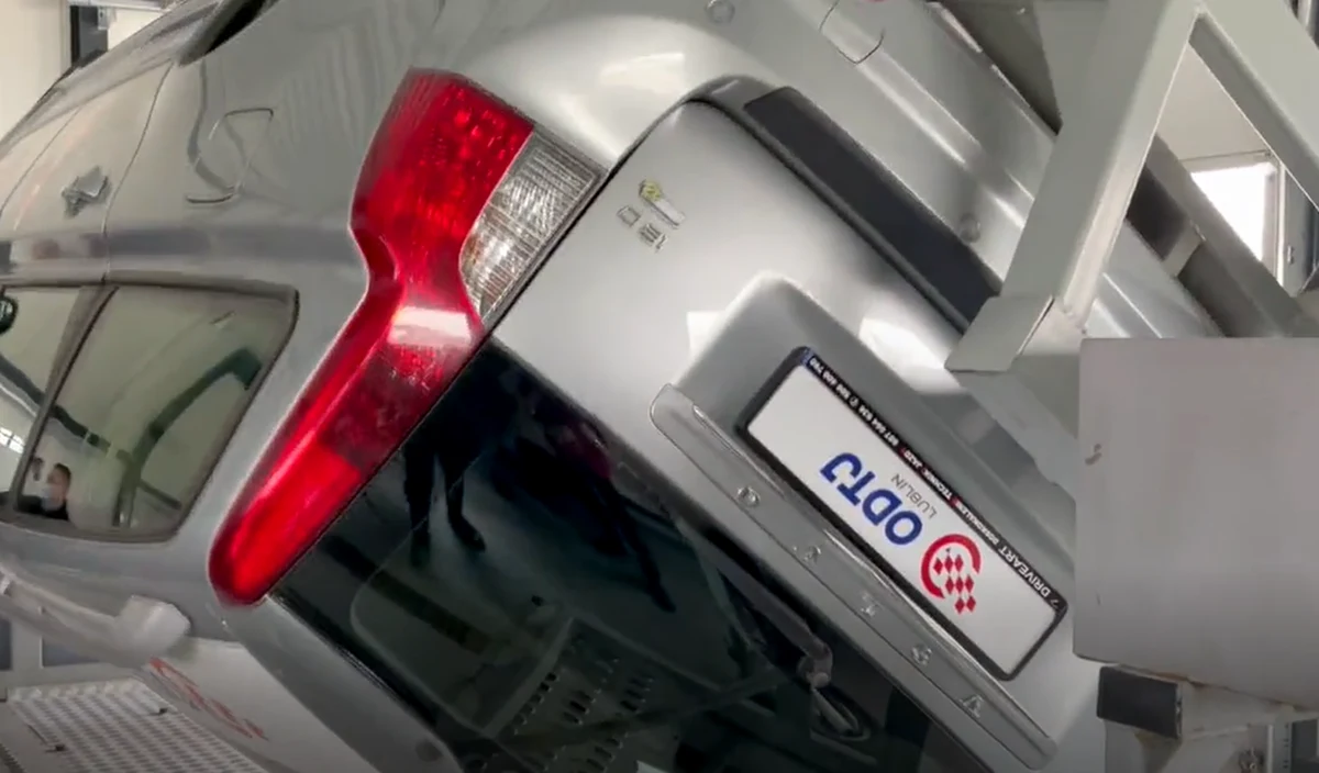 Symulatory dachowania, hamowania, czasu reakcji - z tego wszystkiego można korzystać w lubelskim Ośrodku Doskonalenia Techniki Jazdy. Dzisiaj można było zobaczyć również, jak wybucha poduszka powietrzna.