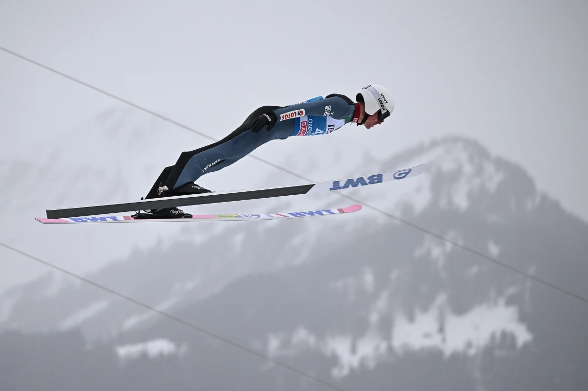Jakub Wolny, Piotr Żyła, Dawid Kubacki, Kamil Stoch i Paweł Wąsek awansowali do środowego konkursu Pucharu Świata w skokach narciarskich w Oberstdorfie, który zainauguruje prestiżowy Turniej Czterech Skoczni. Kwalifikacje wygrał Japończyk Ryoyu Kobayashi.