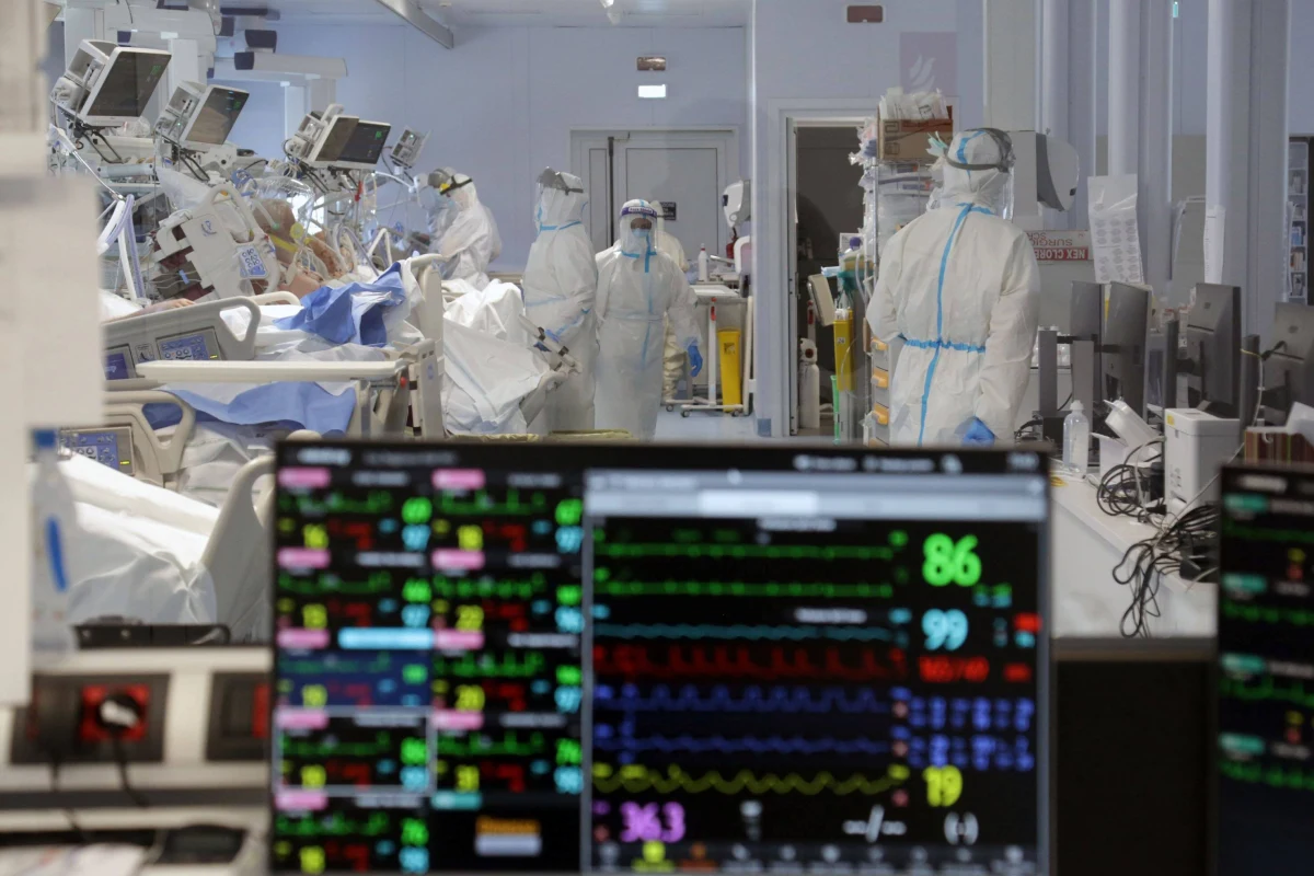 Ponad 78 tys. nowych zakażeń koronawirusem zarejestrowano we wtorek we Włoszech. To nowy rekord od początku pandemii. Znacząco wzrosła dzienna liczba zgonów - zmarły 202 osoby z Covid-19. Wykonano też rekordową liczbę ponad miliona testów w ciągu jednej doby.