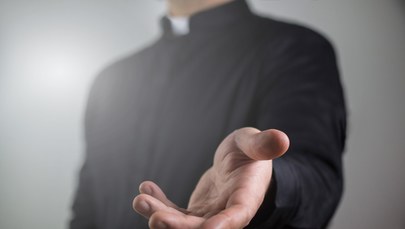 Nowe reguły kontaktów duchownych z dziećmi: Zakaz odwiedzin i utrwalania wizerunku 