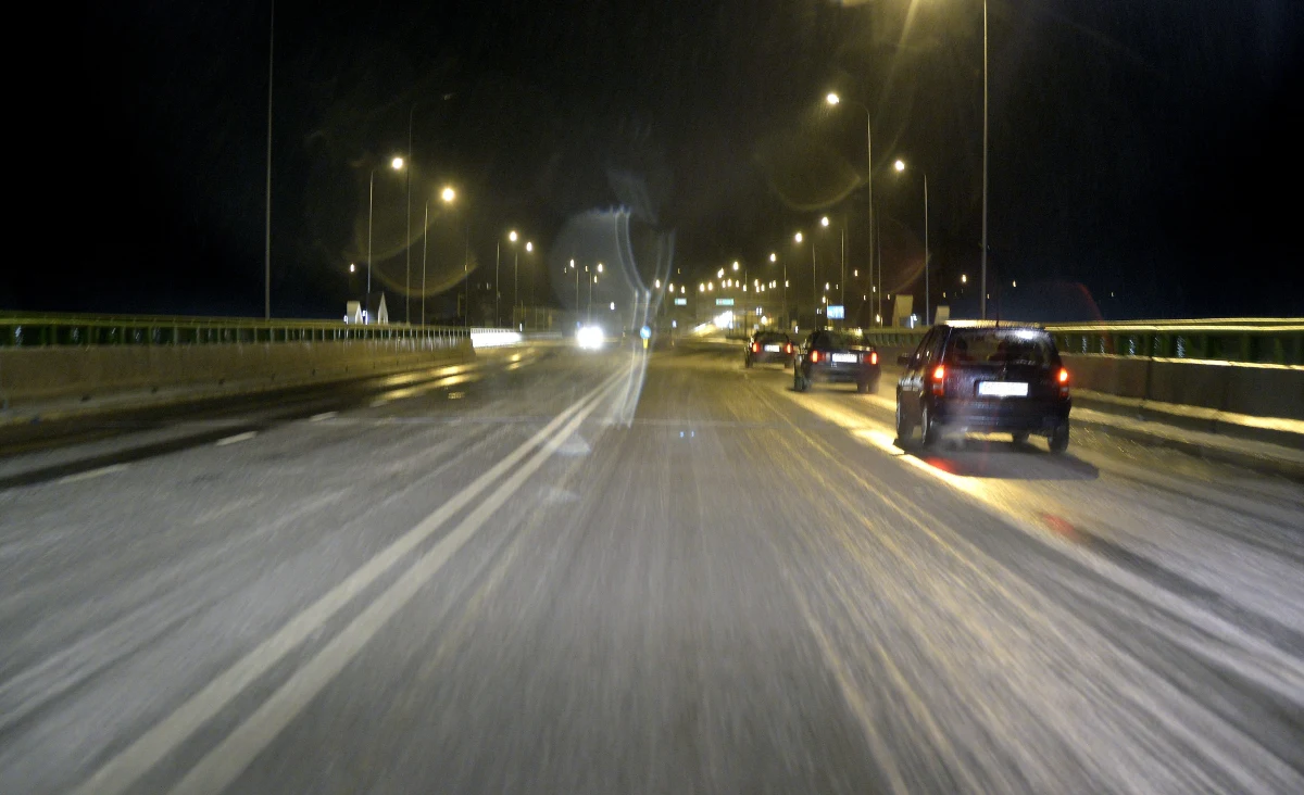 IMGW ostrzega przed marznącymi opadami w czternastu województwach. Bez alertów pozostają jedynie województwa podlaskie i lubelskie, a także wschodnie krańce województwa warmińsko-mazurskiego i mazowieckiego.