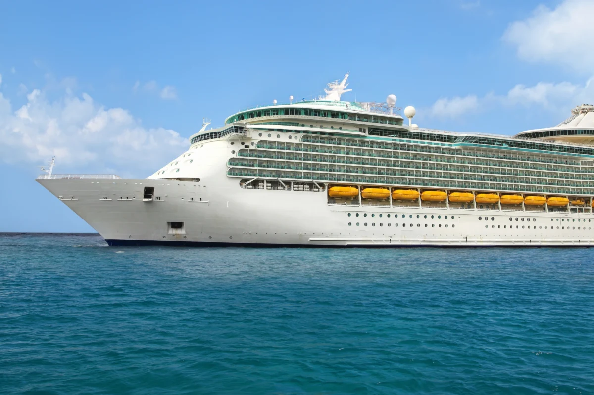 Rząd Meksyku poinformował, że wpuści do swoich portów wszystkie statki wycieczkowe, które "proszą o dokowanie". Chodzi głównie o statek "Carnival Panorama", którego pasażerom nie pozwolono zejść na ląd w porcie w stanie Jalisco po wykryciu 69 przypadków zakażenia koronawirusem wśród członków załogi.