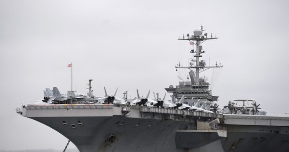 Minister obrony Stanów Zjednoczonych Lloyd Austin zdecydował o zatrzymaniu na Morzu Śródziemnym lotniskowca USS Harry S. Truman, który miał rozpocząć misję w Zatoce Perskiej. Agencja AFP pisze, że Pentagon w ten sposób chce "uspokoić" europejskich sojuszników w obliczu napięć z Rosją.