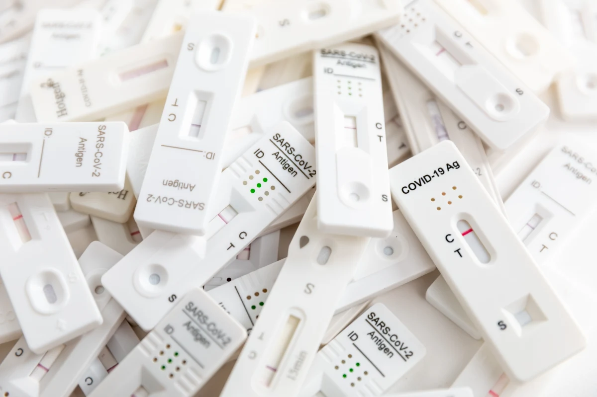 Testy przesiewowe antygenowe na obecność w organizmie koronawirusa, które mają tę zaletę, że dostarczają wynik w ciągu zaledwie kilku minut, są mniej wrażliwe na wariant Omikron niż na poprzednie warianty - ostrzegła amerykańska Agencja Żywności i Leków (FDA).