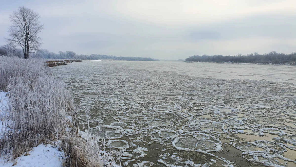 Jak wygląda sytuacja na polskich rzekach? “Nie ma takiego stricte zagrożenia powodziami zatorowymi" – zapewniła rzeczniczka Wód Polskich Anna Jastrzębska. "Odwilż rzeczywiście jest dość gwałtowana. Już teraz spodziewamy się dwucyfrowych temperatur powyżej zera. W związku z tym, że cieplenie nadchodzi od zachodu Polski właśnie tam ruszamy z akcją lodołamania" – dodała. 