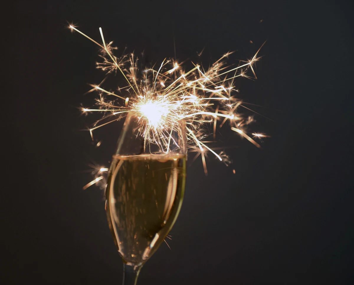 Polacy przeznaczą w tym roku na zabawę sylwestrową średnio 186 zł. To o 26 zł mniej niż przed rokiem i ponad 120 zł mniej niż pandemią - wynika z badania zrealizowanego przez Quality Watch na zlecenie Rejestru Dłużników BIG InfoMonitor. 