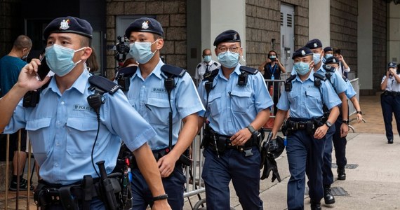 Ponad 100 funkcjonariuszy bezpieczeństwa państwowego policji Hongkongu weszło do redakcji niezależnego portalu informacyjnego Stand News. Aresztowano sześcioro byłych i obecnych pracowników pod zarzutem "podżegających publikacji". Redakcja poinformowała, że wstrzymuje działalność. 