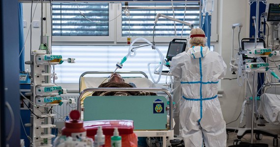 Wiceminister zdrowia Waldemar Kraska poinformował w rozmowie z Polsat News, że w najnowszym bilansie odnotowano zgony 794 pacjentów z Covid-19. Potwierdzono też 15 571 nowych zakażeń koronawirusem. 