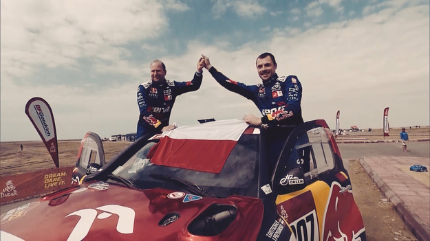 Rok temu przedstawiciele Orlen Teamu o mały włos otarli się o podium w poszczególnych kategoriach. Teraz nadszedł czas na poprawę wyniku i pokazanie swoich możliwości na trasie rajdu. Jak poradzą sobie w tym roku?

Rajd Dakar rozpocznie się 2 stycznia i potrwa do 15 stycznia 2022 roku. Uznawany za jeden z najtrudniejszych terenowych rajdów świata po raz trzeci z rzędu odbędzie się w Arabii Saudyjskiej. 

Na trasie nie zabraknie przedstawicieli Orlen Teamu, dla których Rajd Dakar jest docelową imprezą. W 44. edycji wystartują m.in. Jakub Przygoński, Maciej Giemza, Kamil Wiśniewski i Martin Prokop. 

Studio Orlen Team na żywo codziennie w Eleven Sports o 11:00 i 23:00. Śledź najciekawsze materiały z Rajdu Dakar w Interii i Eleven Sports!

(źródło: ELEVEN SPORTS)

