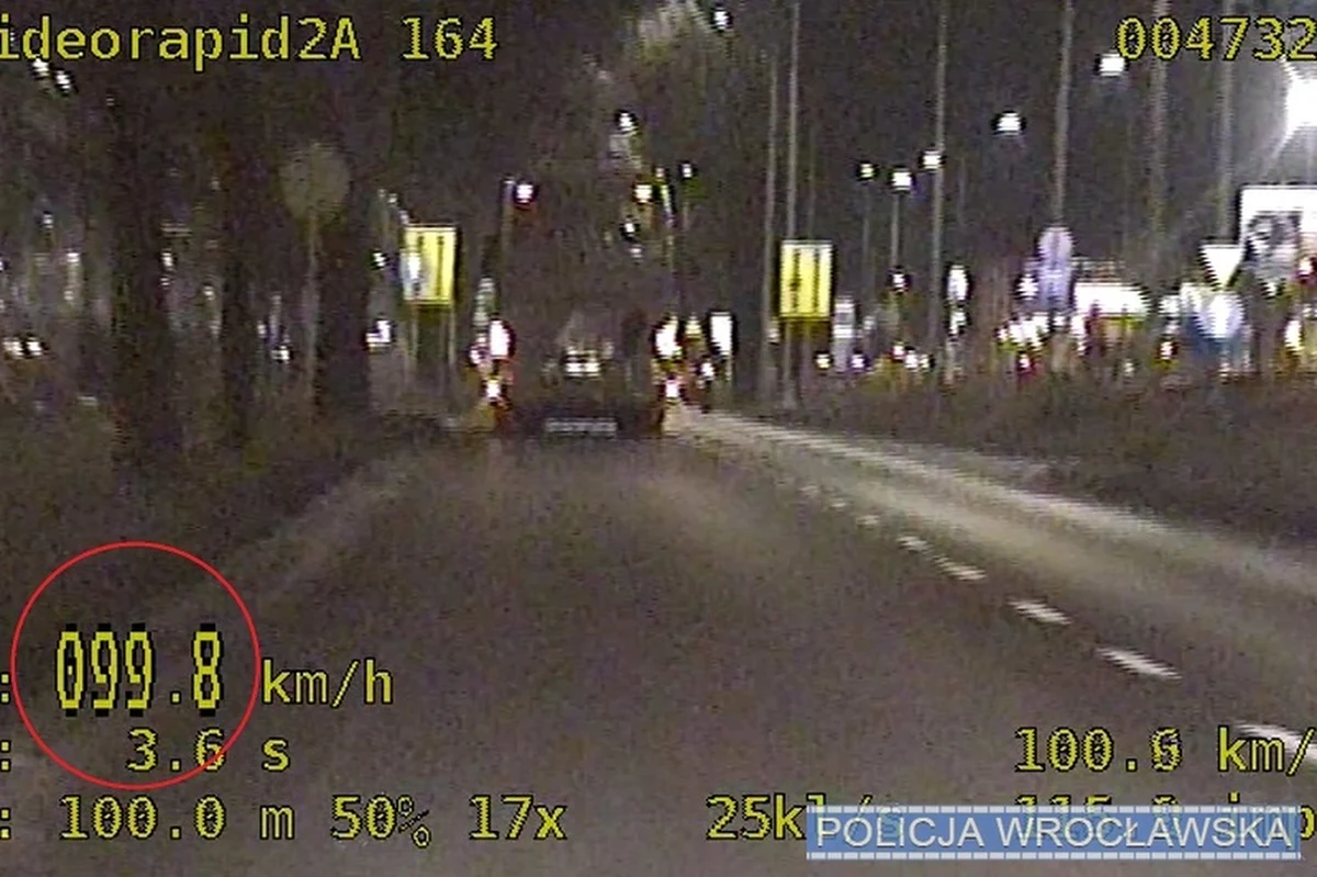 Policjanci z Wrocławia na ulicy Krzywoustego zauważyli autobus, którego kierowca pomimo ograniczenia prędkości do 50 km/h jechał 99 km/h. 53-latek tłumaczył, że "chciał sprostać rozkładowi jazdy - stąd taka prędkość". 