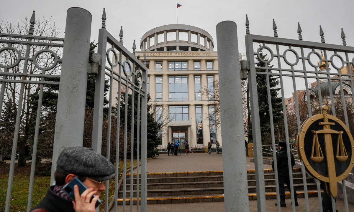 Moskiewski sąd miejski podjął decyzję o likwidacji centrum prawa człowieka Memoriału. Wnioskowała o to stołeczna prokuratura, argumentując, że organizacja ta złamała przepisy o "agentach zagranicznych". Wcześniej podobny los spotkał Memoriał, badający zbrodnie stalinowskie. 