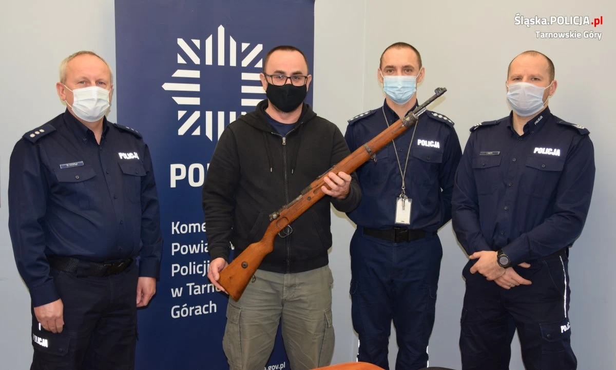 ​Tarnogórscy policjanci przekazali do muzeum karabinek mausera wzór 29 - m.in. takiej broni używało Wojsko Polskie podczas kampanii wrześniowej. Świetnie zachowany egzemplarz wzbogaci kolekcję Muzeum Śląskiego Września 1939 w Tychach.
