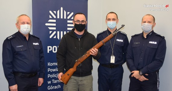 ​Tarnogórscy policjanci przekazali do muzeum karabinek mausera wzór 29 - m.in. takiej broni używało Wojsko Polskie podczas kampanii wrześniowej. Świetnie zachowany egzemplarz wzbogaci kolekcję Muzeum Śląskiego Września 1939 w Tychach.