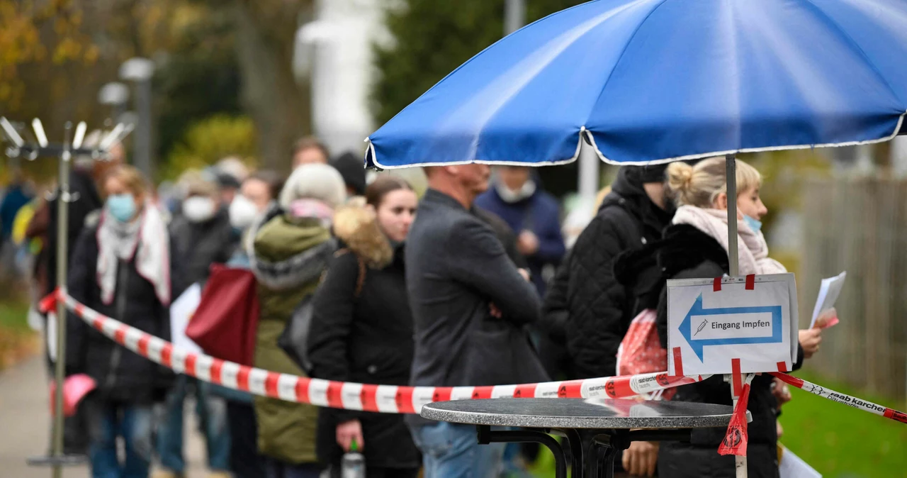 Kolejka do szczepień w Stuttgarcie