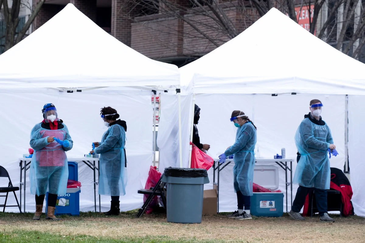 Ostra faza pandemii Covid-19 może zakończyć się w 2022 roku, ale nie oznacza to, że koronawirus zniknie - powiedział dyrektor WHO ds. sytuacji kryzysowych dr Mike Ryan. Szef WHO Tedros Adhanom Ghebreyesus ostrzegł z kolei przed "tsunami zakażeń" wywołanych wariantami Delta i Omikron.