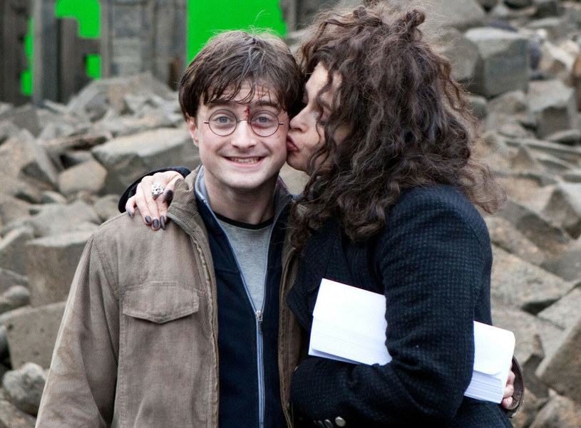 To, że Helena Bonham Carter zagrała w sadze o Harrym Potterze złą czarownicę, popleczniczkę Lorda Voldemorta, w oczach Daniela Radcliffe’a bynajmniej nie odbierało jej uroku. Odtwórca roli nastoletniego czarodzieja po 20 latach od premiery pierwszego filmu o przygodach Harry’ego ujawnił, że podkochiwał się w starszej od siebie o 23 lata aktorce. Mało tego, kiedy zakończyła się realizacja słynnej serii, wyznał jej nawet swoje uczucia.