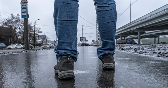 Instytut Meteorologii i Gospodarki Wodnej wydał ostrzeżenia pierwszego stopnia przed marznącymi opadami dla 10 województw. W pięciu spodziewane są natomiast gęste mgły.