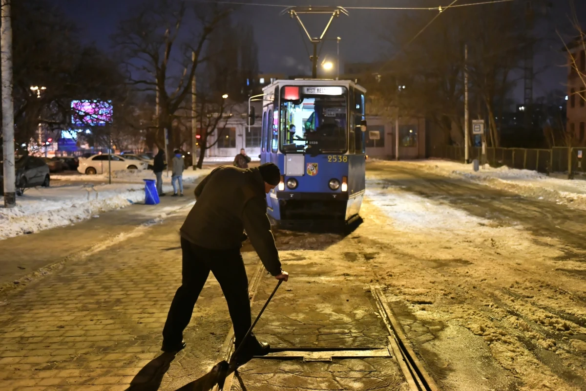 Prawie stu wykolejeń tramwajów we Wrocławiu doliczyli się w tym roku internauci. Rachunek MPK jest inny. Pokazuje, że było ich niespełna 70. Zdaniem przewoźnika nie zawsze można mówić o wykolejeniu. Są też... rozjechania. Pytanie - jaka jest różnica?