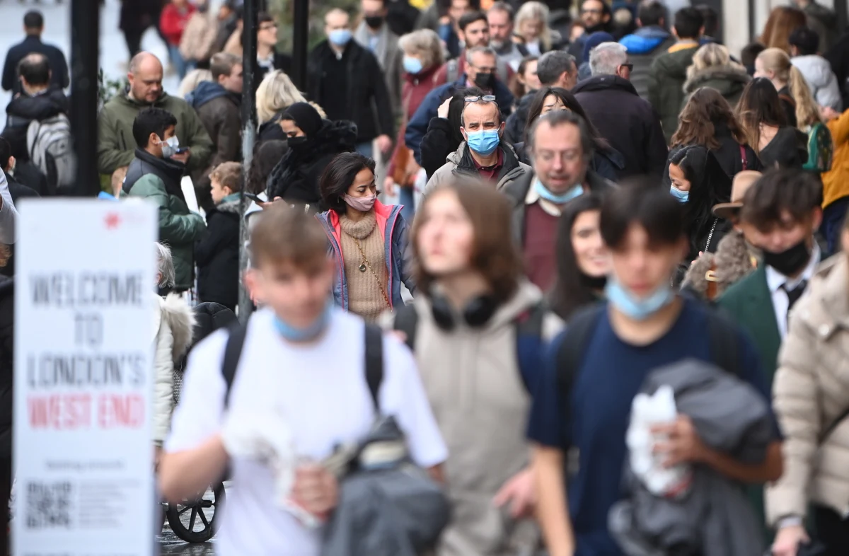 W ciągu ostatniej doby w Wielkiej Brytanii wykryto 183 037 nowych infekcji koronawirusem, o blisko 50 tys. więcej niż dzień wcześniej. Drugi dzień z rzędu liczba zakażeń w Wielkiej Brytanii jest najwyższa od początku pandemii Covid-19. Zmarło 57 zakażonych osób - w tej liczbie ujęto niewliczone wcześniej zgony, do których doszło w Irlandii Północnej przez ostatnie pięć dni.