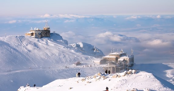Ratownicy TOPR pomogli kolejnej turystce, która ześlizgnęła się z Kasprowego Wierchu w Tatrach. Kobieta poślizgnęła się i zjechała po stromym śniegu do Doliny Gąsienicowej. 