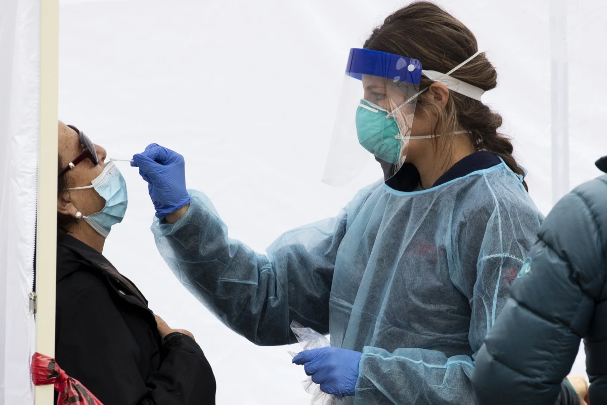 Nasilenie się piątej fali Covid-19 spowodowało chaos w portugalskich szpitalach i długie godziny oczekiwania na izbach przyjęć. W środę zanotowano w tym kraju największą od początku pandemii dobową liczbę zakażeń – ponad 26 tys.