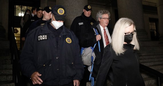 Ława przysięgłych w nowojorskim sądzie federalnym uznała w środę Ghislaine Maxwell za winną pięciu z sześciu zarzutów związanych z jej rolą w wykorzystywaniu seksualnym nieletnich nastolatek przez Jeffreya Epsteina w latach 1994-2004. Grozi jej do 65 lat więzienia.