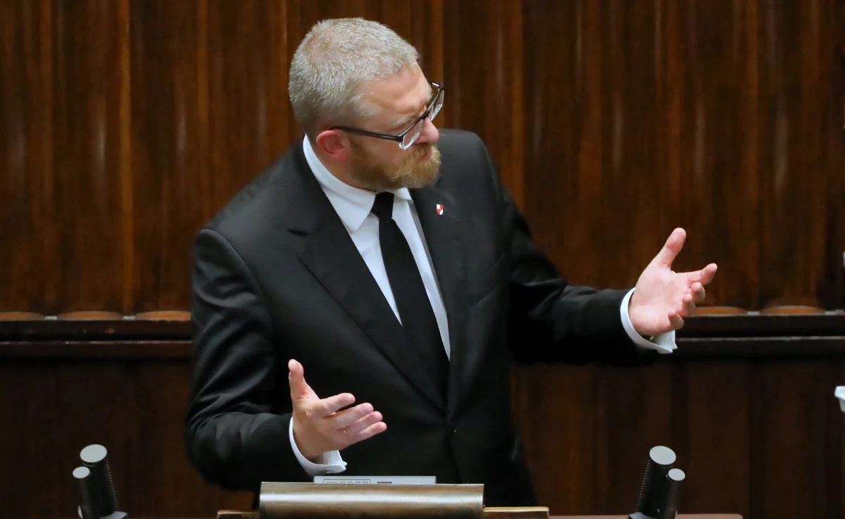 Polityk Konfederacji Grzegorz Braun nie może już unikać kar za nienoszenie maseczek w Sejmie. Łącznie straci wielomiesięczne zarobki - pisze "Rzeczpospolita". 