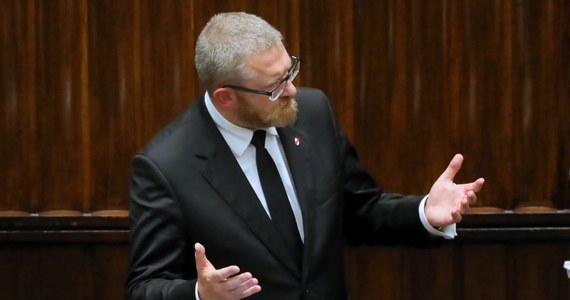 Polityk Konfederacji Grzegorz Braun nie może już unikać kar za nienoszenie maseczek w Sejmie. Łącznie straci wielomiesięczne zarobki - pisze "Rzeczpospolita". 