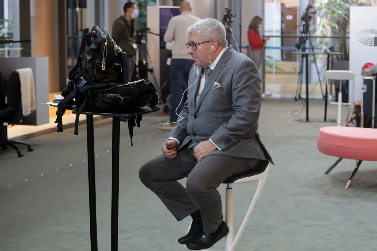 To podpis europosła Ryszarda Czarneckiego widnieje pod wnioskami o zwrot kosztów wyjazdów z Polski do Parlamentu Europejskiego - mówią reporterowi RMF FM niezależnie od siebie jego dwaj byli asystenci. Współpracownicy eurodeputowanego zeznawali w śledztwie w sprawie podejrzeń wyłudzenia przez Czarneckiego zwrotu kosztów delegacji. Unijna instytucja OLAF twierdzi, że doszło do oszustwa na kwotę 100 tysięcy euro. 