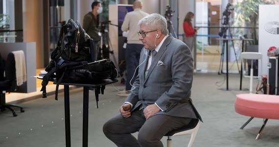 To podpis europosła Ryszarda Czarneckiego widnieje pod wnioskami o zwrot kosztów wyjazdów z Polski do Parlamentu Europejskiego - mówią reporterowi RMF FM niezależnie od siebie jego dwaj byli asystenci. Współpracownicy eurodeputowanego zeznawali w śledztwie w sprawie podejrzeń wyłudzenia przez Czarneckiego zwrotu kosztów delegacji. Unijna instytucja OLAF twierdzi, że doszło do oszustwa na kwotę 100 tysięcy euro. 